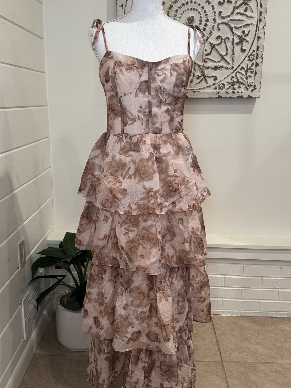 MELLODAY Tiered Floral Maxi Dress in Taupe and Cream